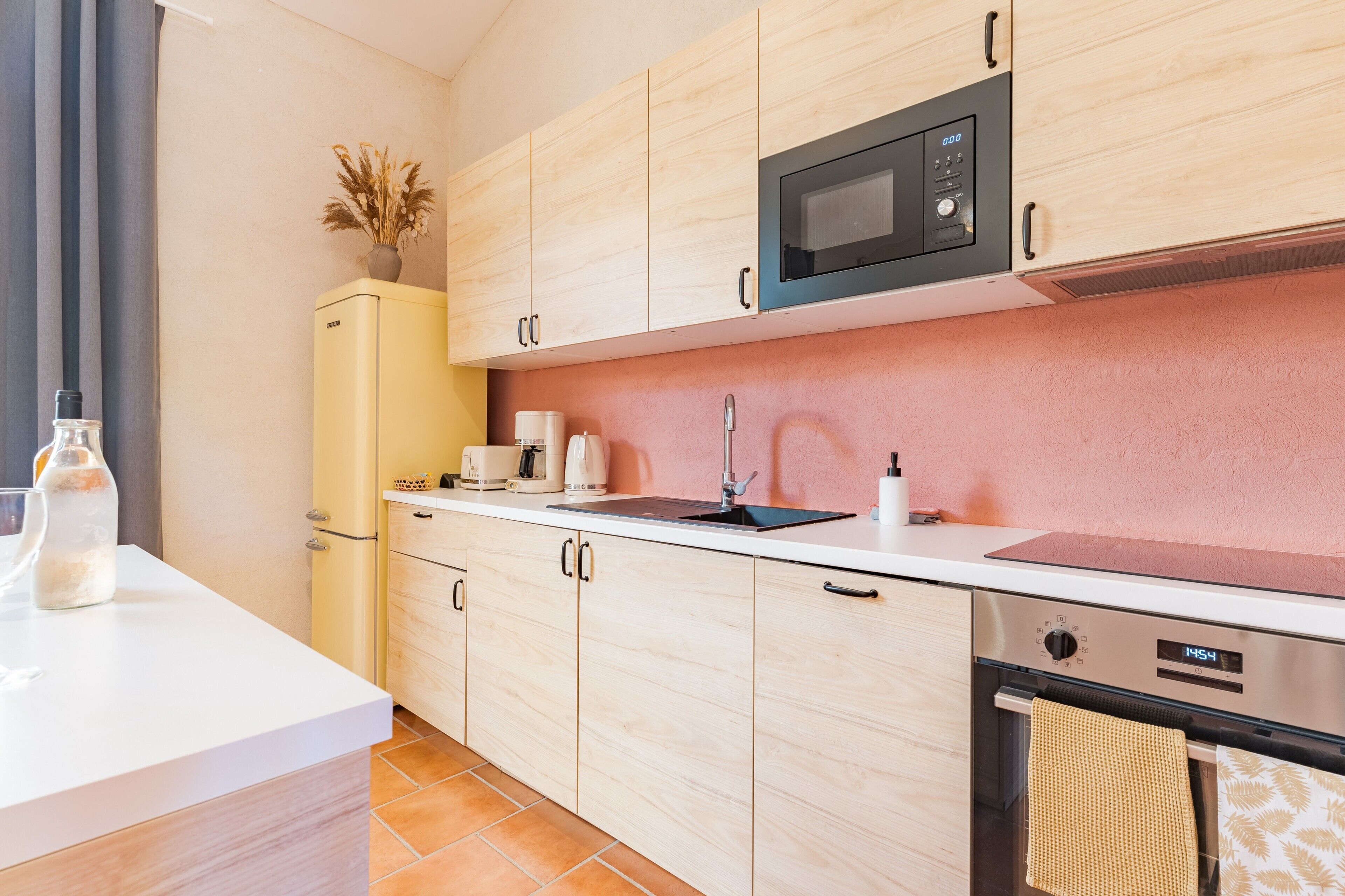 冰箱、微波炉、烤箱、炉灶