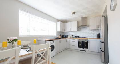 3 bedroom House, Greenwich, Family and Contractor Friendly! Sleeps 11!