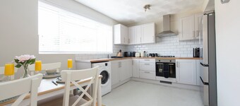 3 bedroom House, Greenwich, Family and Contractor Friendly! Sleeps 11!