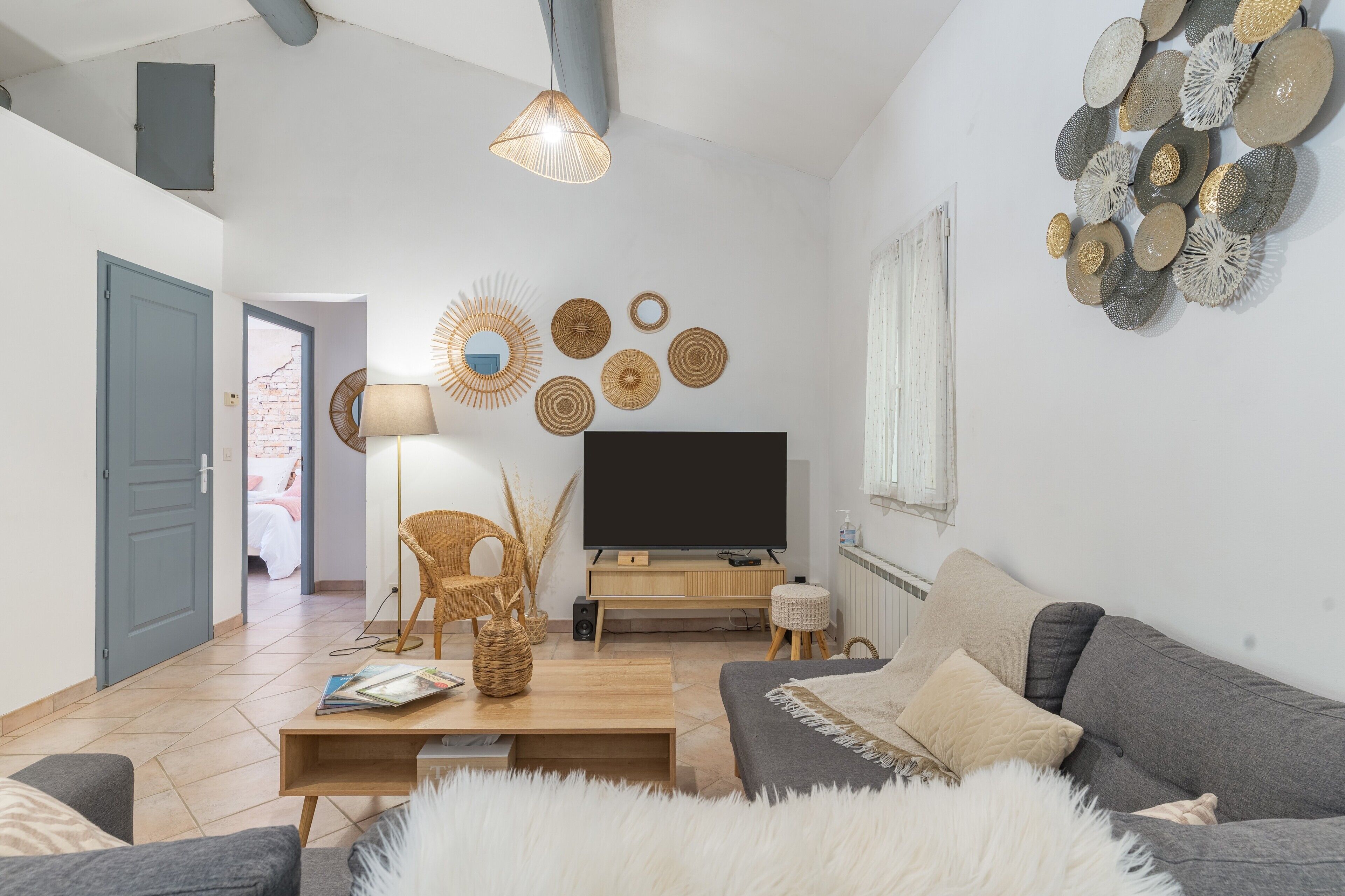 Televisie, een dvd-speler en een tafeltennistafel