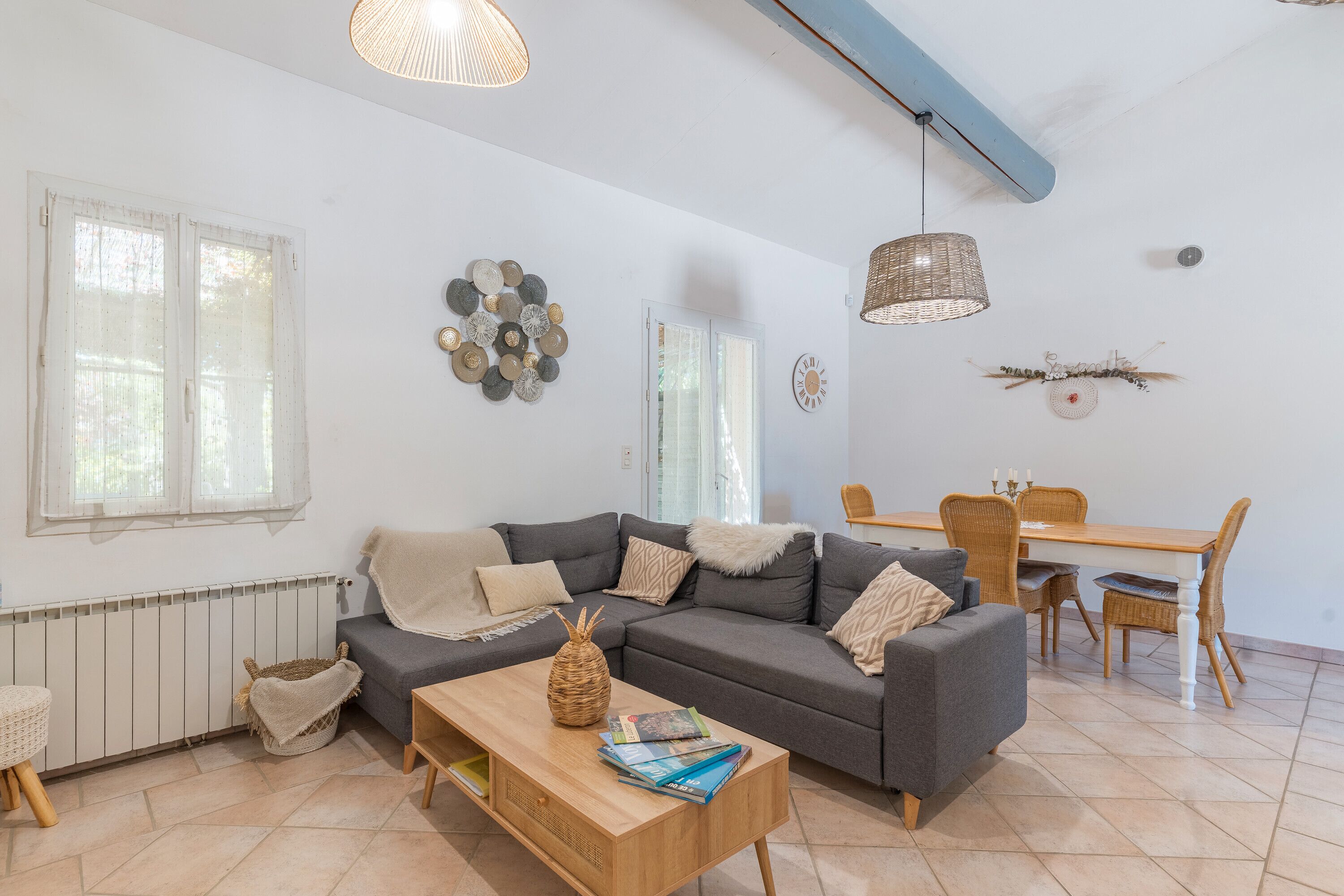 Télévision, lecteur de DVD, table de tennis de table