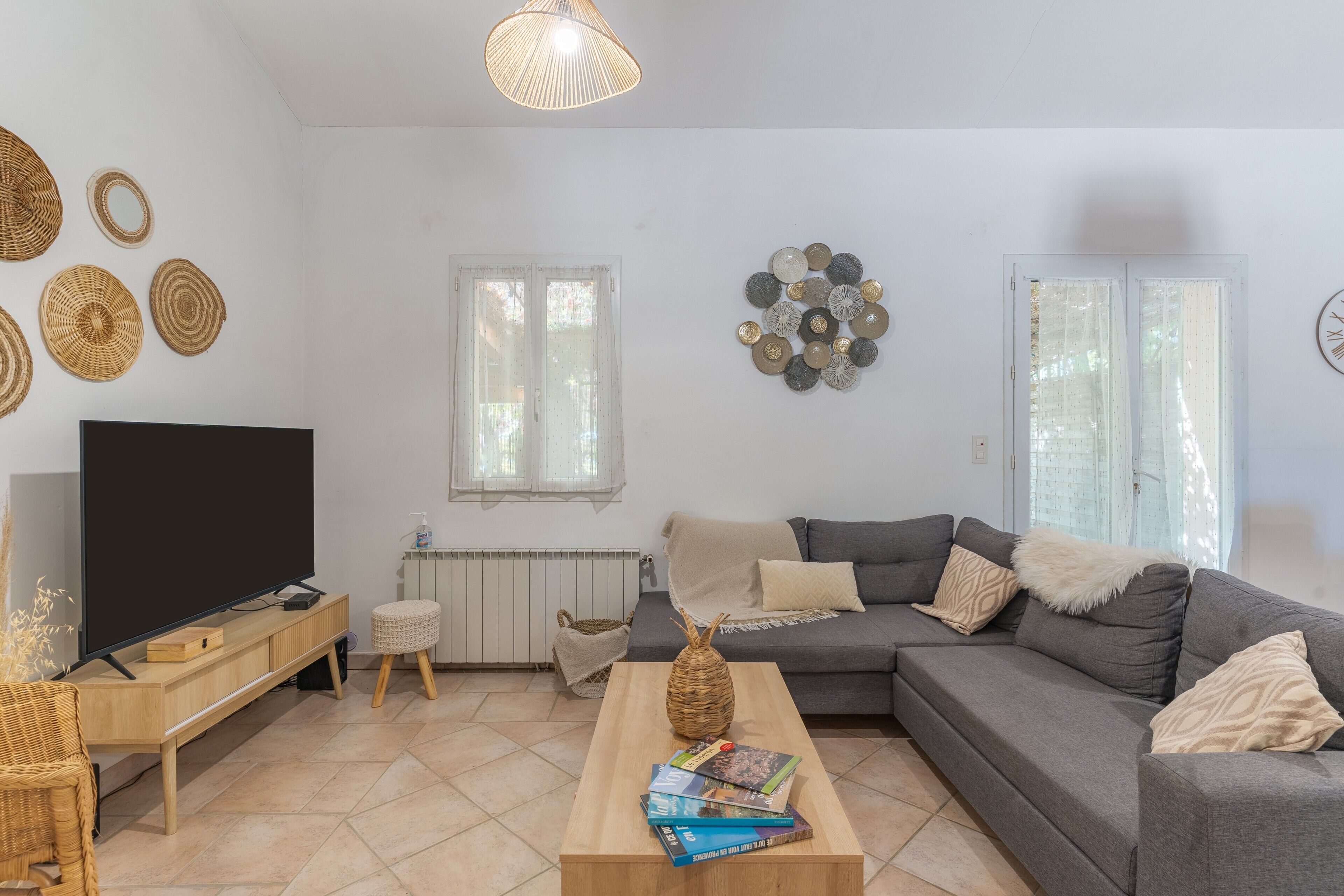 Tv, dvd-afspiller, bordtennisbord