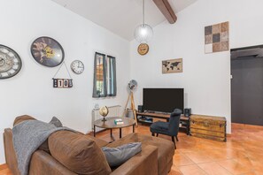 Tv, dvd-afspiller, bordtennisbord