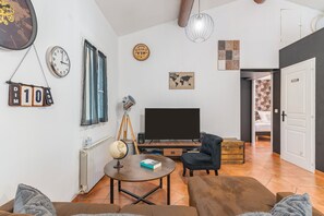 Tv, dvd-afspiller, bordtennisbord