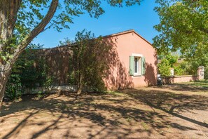 A single-story building with a sloped roof, surrounded by trees and a fence. - Domaine Plan des Devens – Peaceful 4-Star Retreat with Private Terrace (Roussillon)