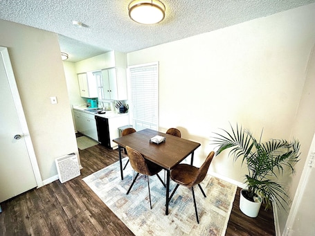 Dining. Charming 1-bedroom apartment in amazing Bay City with AC