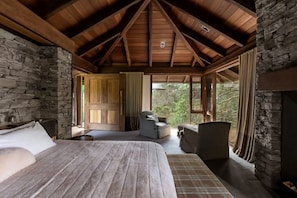 5 bedrooms, iron/ironing board, WiFi, bed sheets