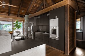 Frigorífico, microondas, placa de cocina y lavavajillas