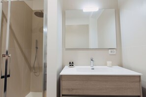 Shower, hair dryer, bidet, towels - Elegant apartment in the heart of Syracuse, 3 bedrooms and 3 bathrooms, city center. (SIRACUSA)