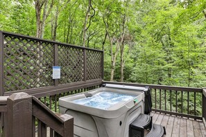 Outdoor spa tub - Storybook Lodge | Cherry Log, GA (Blue Ridge)