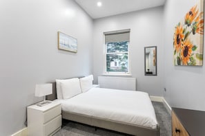 2 habitaciones, tabla de planchar con plancha, wifi y ropa de cama