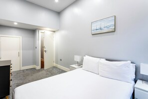 2 室のベッドルーム、アイロン / アイロン台、WiFi、ベッドシーツ