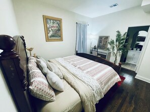 3 bedrooms, iron/ironing board, WiFi, bed sheets - 3bed/2bath Penthouse style Apt. W/ fitness room & office 14 min to DT Chicago (Chicago)