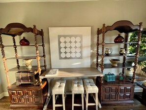 Dining - 3bed/2bath Penthouse style Apt. W/ fitness room & office 14 min to DT Chicago (Chicago)