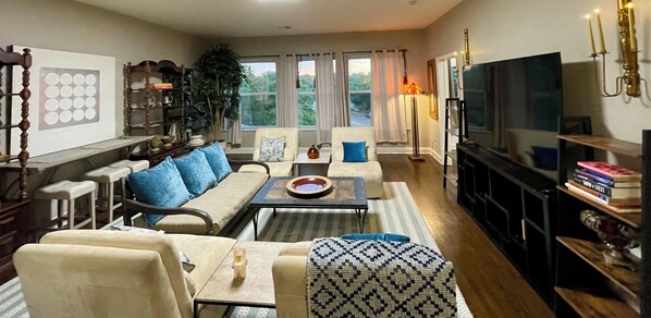 TV - 3bed/2bath Penthouse style Apt. W/ fitness room & office 14 min to DT Chicago (Chicago)