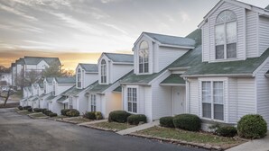 A row of white houses with green roofs and small front yards. - Charming Studio w/ Pool Access in Branson (Branson)