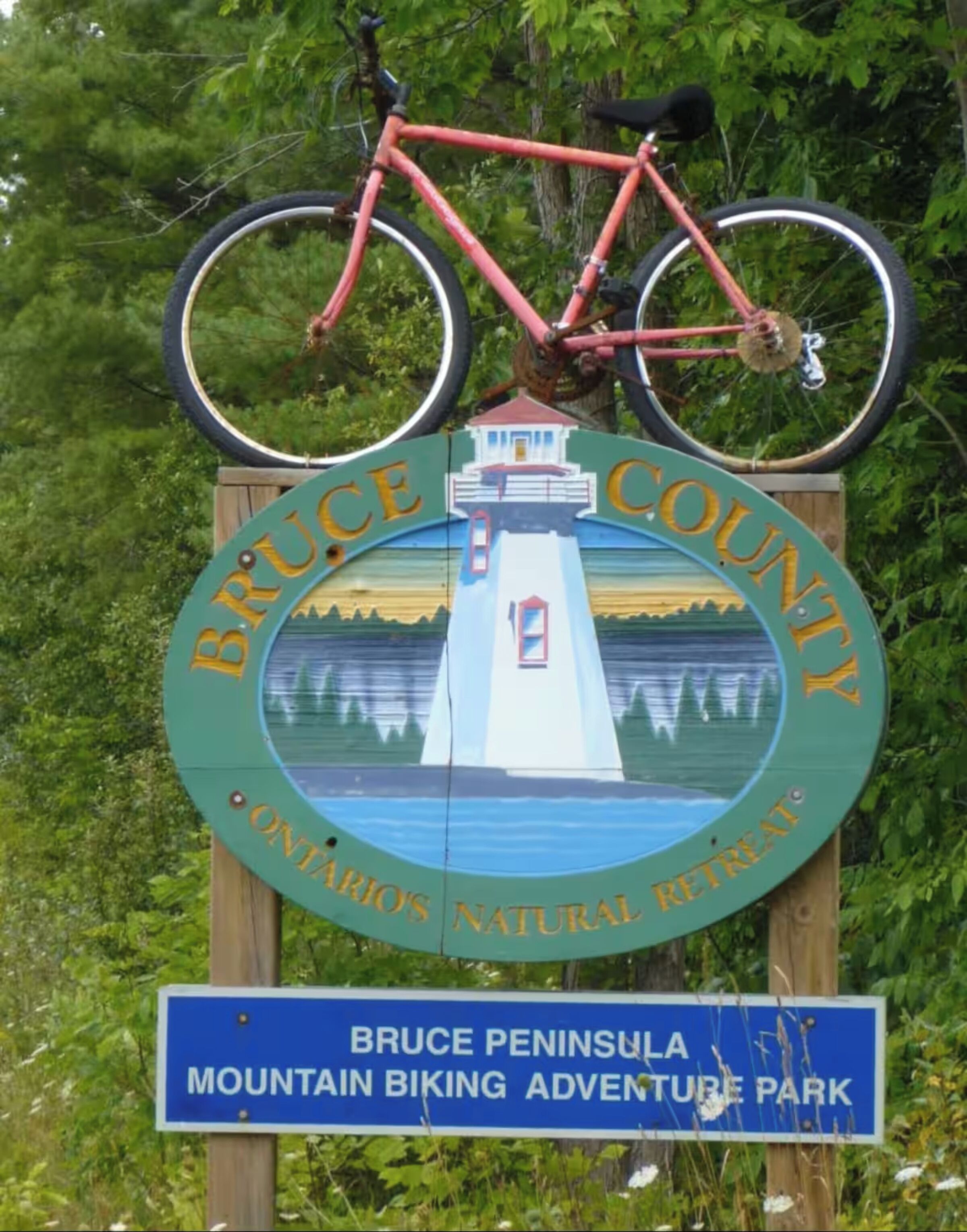 Señal para el Parque de Aventuras de Ciclismo de Montaña de la Península de Bruce, con una bicicleta en la parte superior.