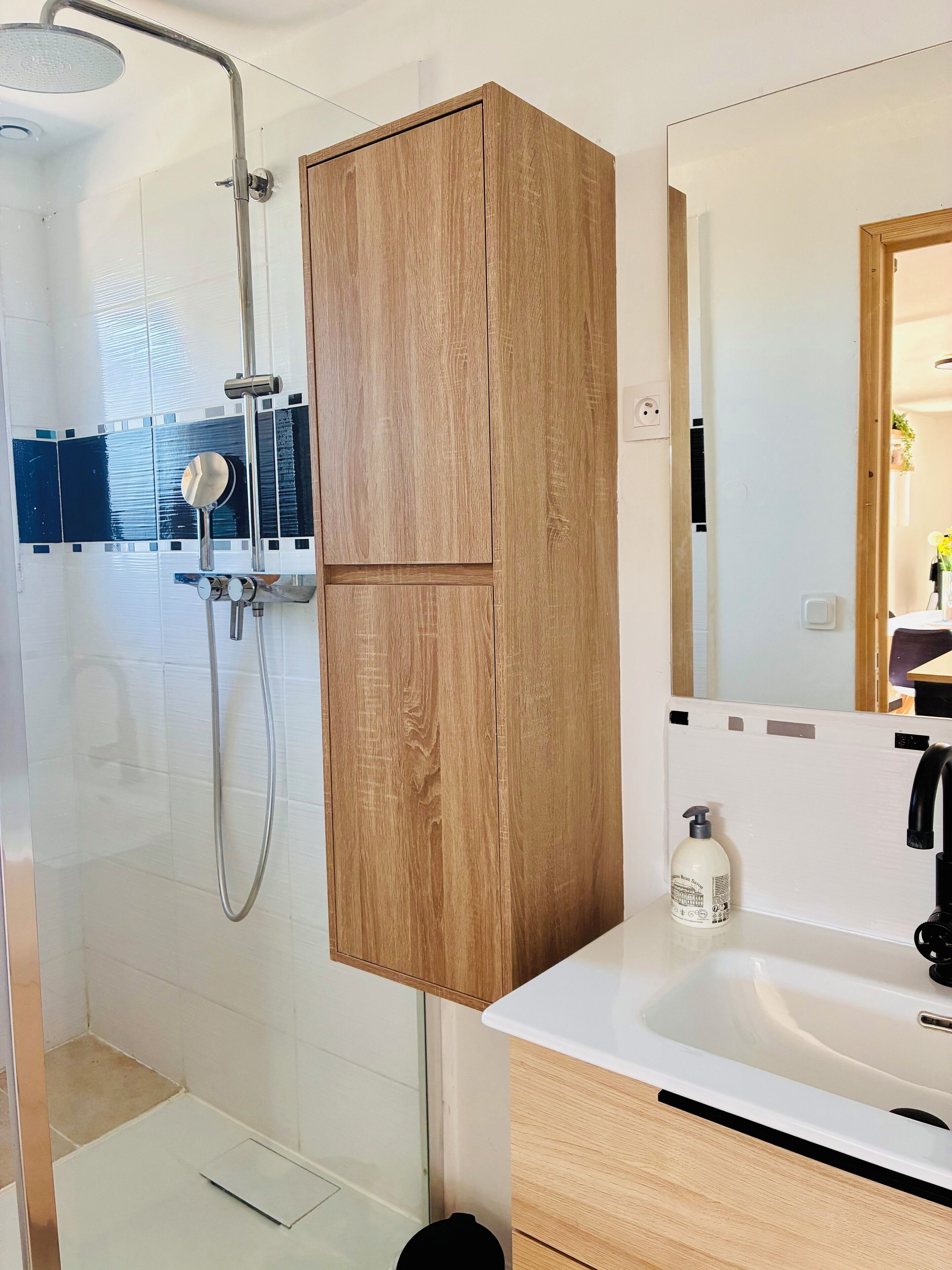 Douche, sèche-cheveux, serviettes fournies, savon