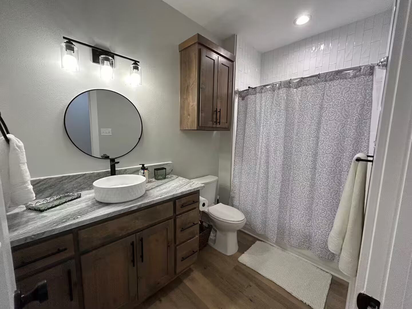 Douche, sèche-cheveux, savon