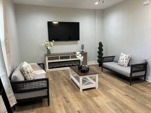 Televisión y chimenea