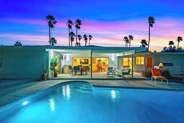A heated pool - Relax at Port Palm Springs, a spacious 3BR retreat with vaulted ceilings, lagoon views, 3 patios, pools & hot tubs. Perfect for families, friends, or couples looking for comfort, charm & Palm Springs magic. (Palm Springs)