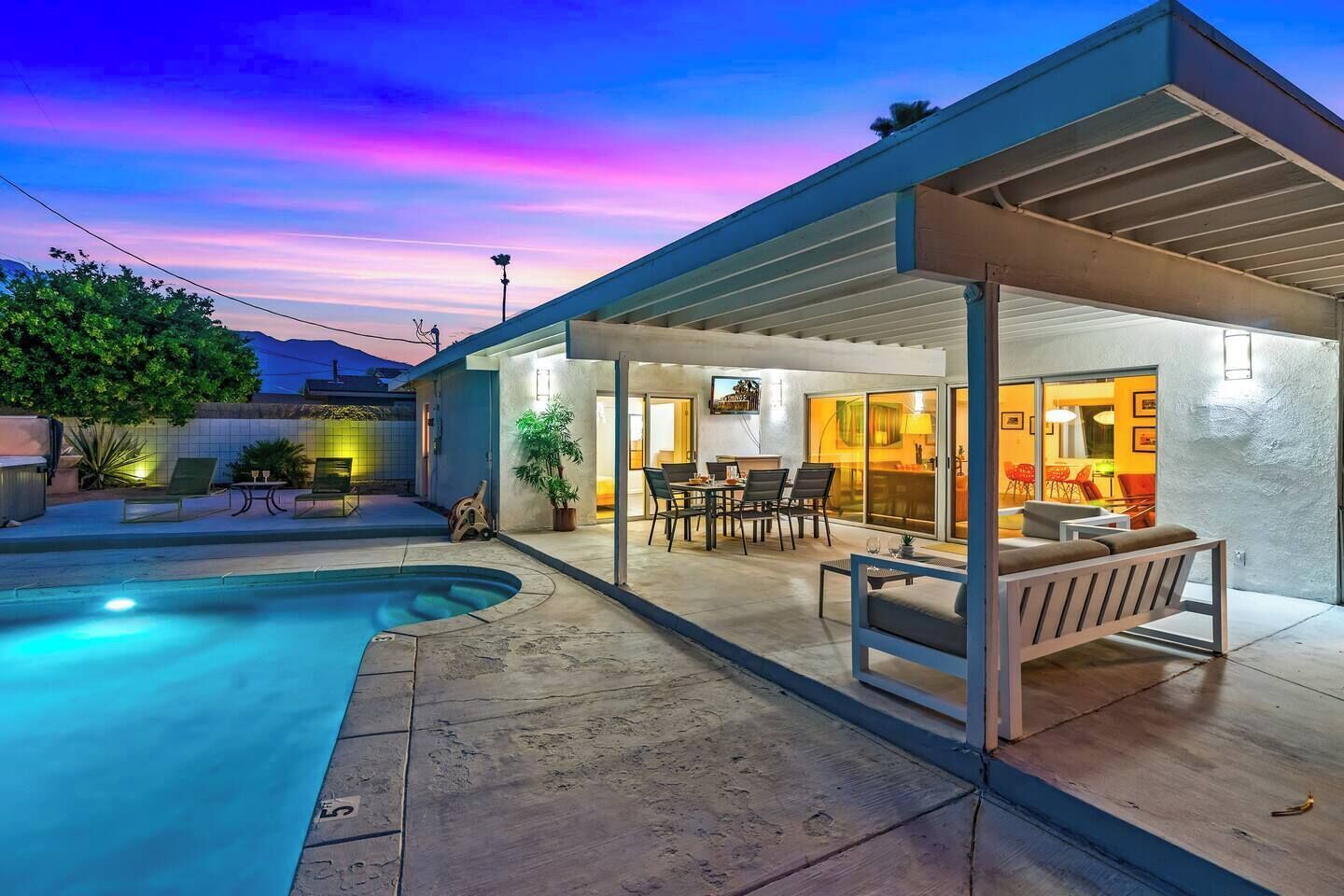 حمّام سباحة مُدفَّأ