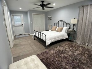 3 bedrooms, iron/ironing board, WiFi, bed sheets - Pet friendly beautiful (San Angelo)