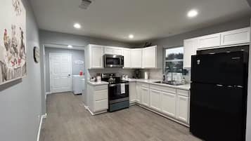 Microondas, horno, parrilla de estufa y lavavajillas