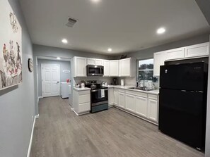 Microondas, horno, placa de cocina y lavavajillas