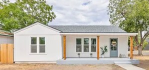 A single-story house with a front porch, a door, and windows. - Pet friendly beautiful (San Angelo)