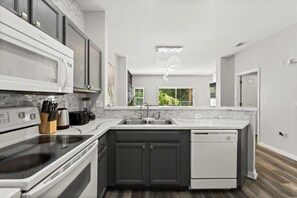 Jääkaappi, mikroaaltouuni, uuni, liesi