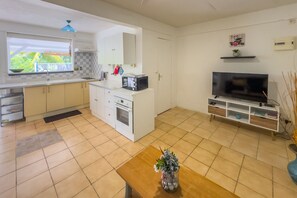 Kjøleskap, mikrobølgeovn, ovn og kaffetrakter/tekoker