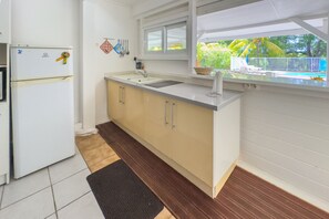 Kjøleskap, mikrobølgeovn, kaffetrakter/tekoker og brødrister