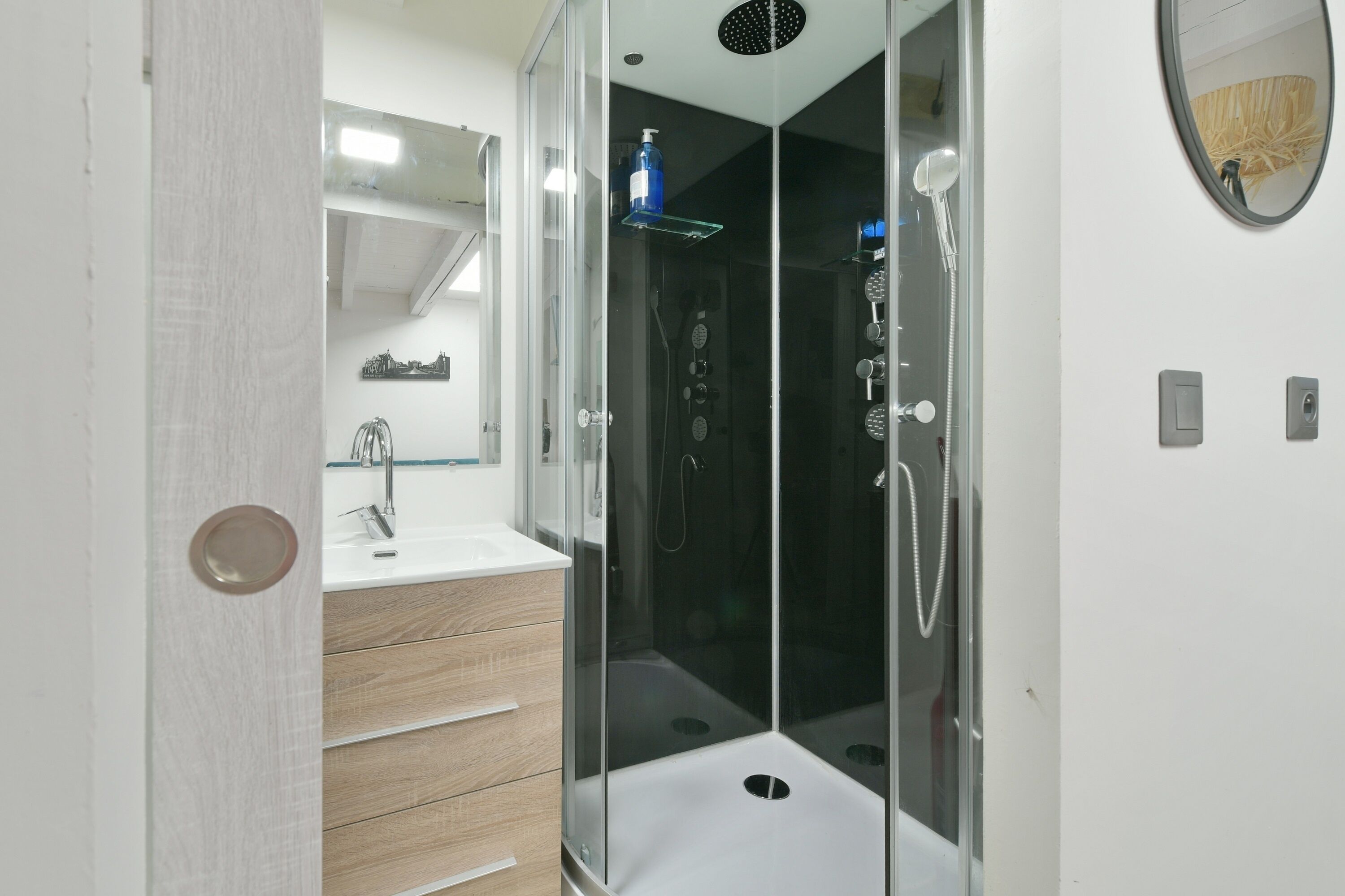 Séchoir à cheveux, serviettes fournies