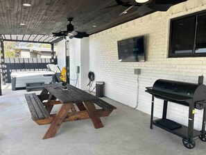 Outdoor dining - Amazing! EV charger hot tub (San Angelo)