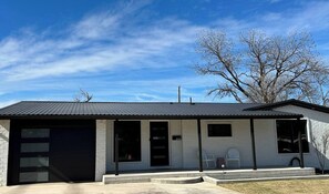 Exterior - Amazing! EV charger hot tub (San Angelo)