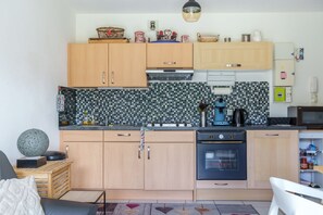 Fridge, microwave, oven, coffee/tea maker