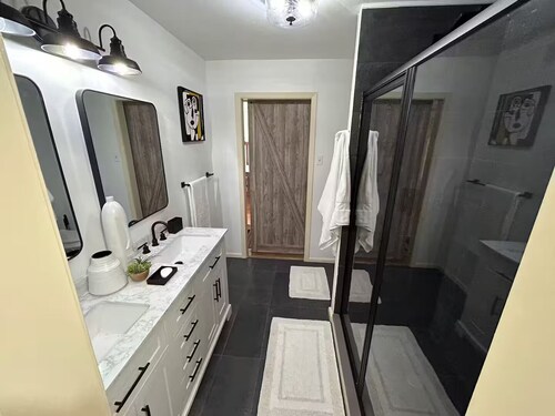 Pet friendly Spacious, modern, best location