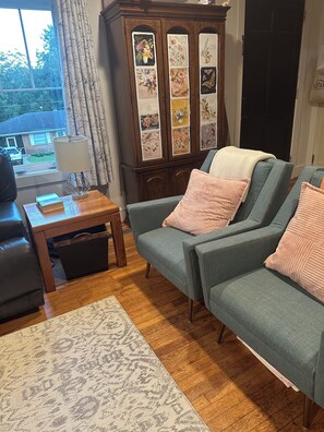 Interior - Spacious Tailgate Haven-3-bedroom house with outdoor entertaining space-sleeps 8 (Athens)