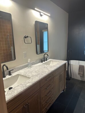 Hiustenkuivaaja, pyyhkeet, saippua, vessapaperi