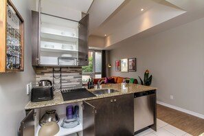 Réfrigérateur, four à micro-ondes, un four, surface de cuisson