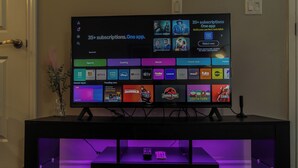 Ein Fernseher zeigt eine Streaming-Dienstoberfläche mit verschiedenen Kategorien und Inhalten.