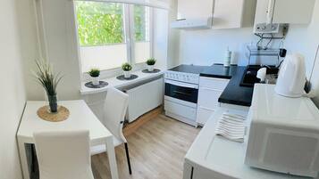 Kühlschrank, Mikrowelle, Ofen, Wasserkocher mit Kaffee-/Teezubehör