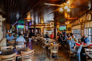 Dining - EV charger & desk+monitor! 2-1 in the Heights. FULLY fenced in. 5 min to d-town (Houston)