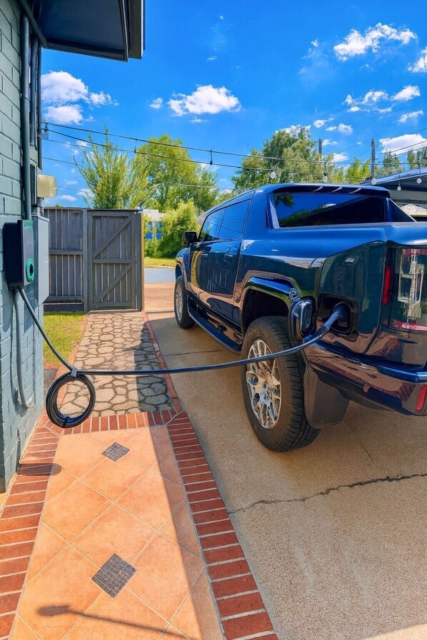 Property grounds - EV charger & desk+monitor! 2-1 in the Heights. FULLY fenced in. 5 min to d-town (Houston)