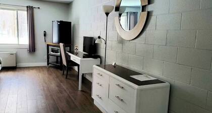Cozy Comfort Double Room 06 – Peninsula Motel, Minutes from Wiarton Waterfront