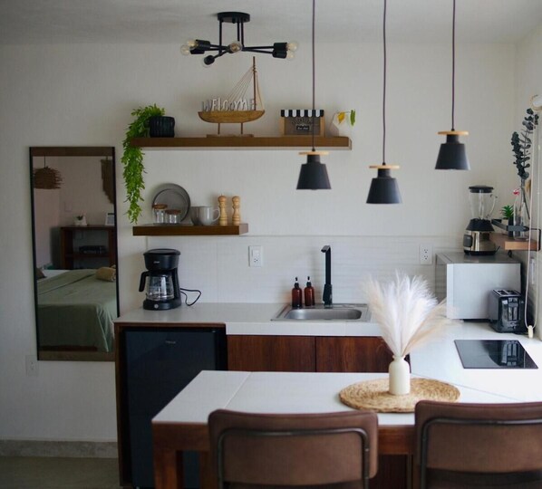 Fridge, microwave, stovetop, coffee/tea maker - Comfortable and centrally located loft with swimming pool. (Cancún)