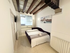 1 bedroom, iron/ironing board, WiFi, bed sheets - Canals Edge (Venezia)