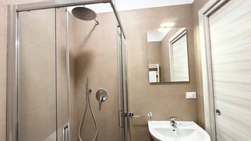 Ducha, secador de pelo, toallas, jabón