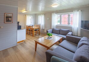 Basic-Ferienhütte, 2 Schlafzimmer, Terrasse | Wohnbereich